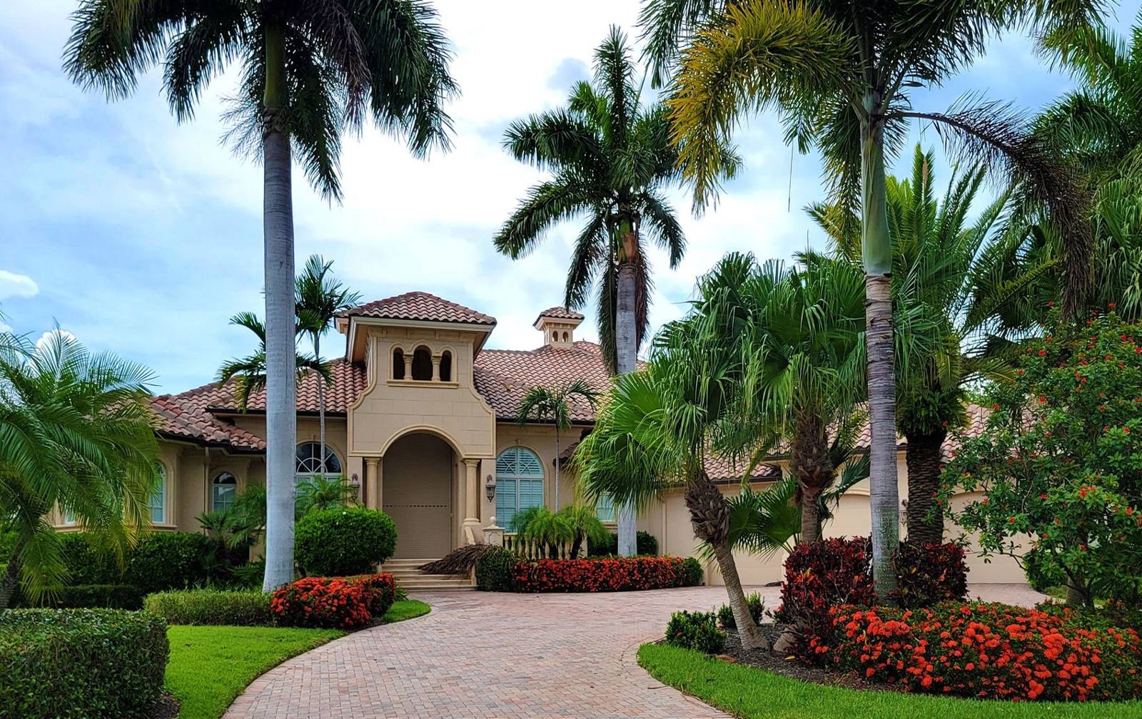 Palm-lined luxury estate in the Rio Grande Valley